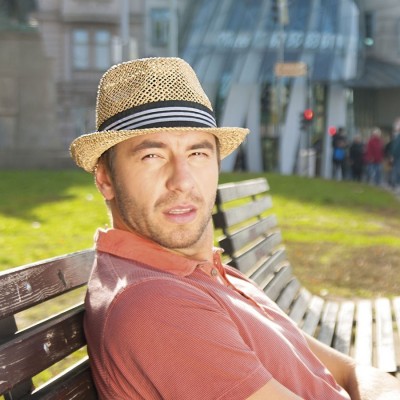 Pánský klobouk z mořské trávy zdobený rypsovou stuhou