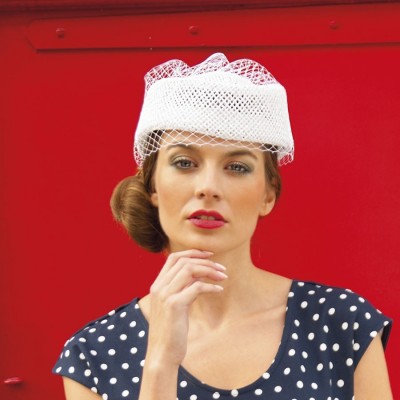 Dámská papírová lodička zdobená závojem a květem