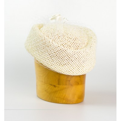 Dámská papírová lodička zdobená závojem a květem 2