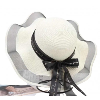 Dámský klobouk zdobený stuhou
