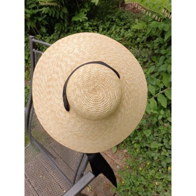 Dámský klobouk zdobený stuhou