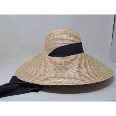 Dámský klobouk zdobený stuhou 2