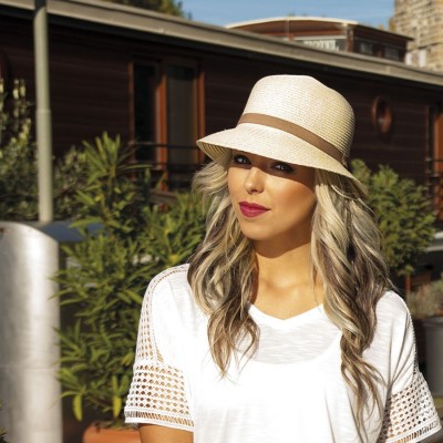 Dámský papírový klobouček zdobený rypsovou stuhou