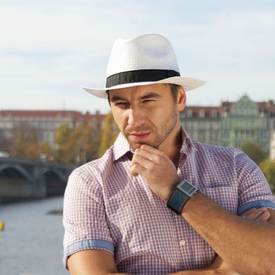 Pánský klobouk z papíru zdobený rypsovou stuhou