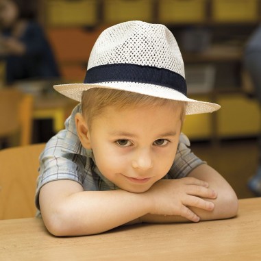 Chlapecký papírový klobouk zdobený tm. modrou stuhou