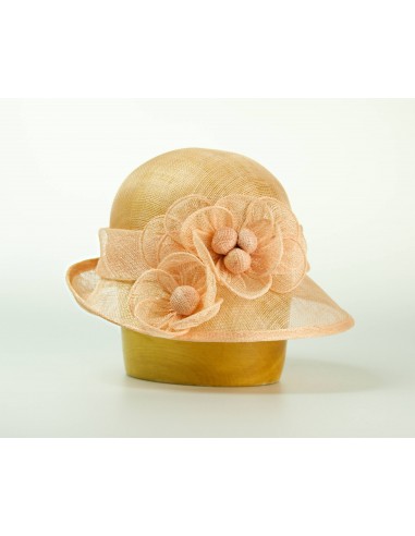Modelový klobouk sinamay zdobený květy