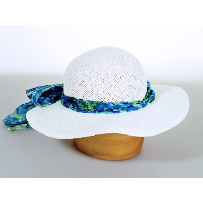 Dámský papírový klobouk zdobený stuhou