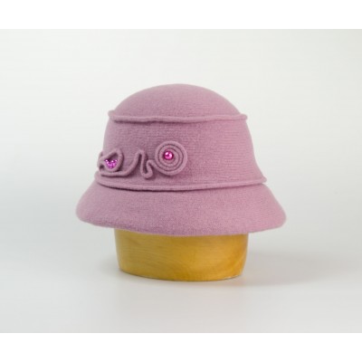 Vlněný klobouk s aplikací a korálky 2