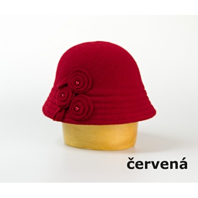 Dámský vlněný klobouk zdobený třemi květy.  2