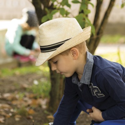 Dětský slaměná klobouk zdobený stuhou