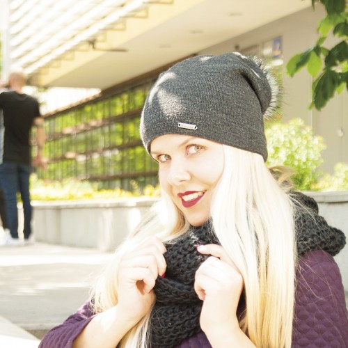 Pletená prodloužená čepice s fleece a kožešinovou bambulí