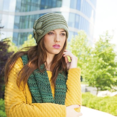 Dámská vlněná toka zdobená sámky a velkým květem