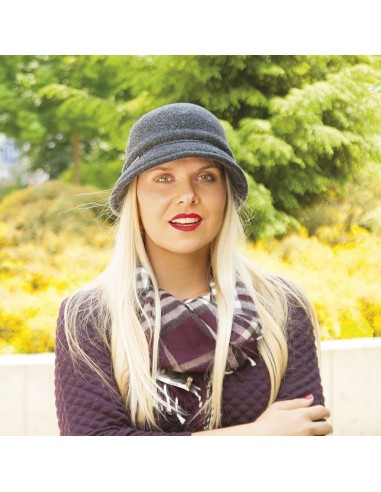 Dámský vlněný klobouk hladký zdobený plíškem 