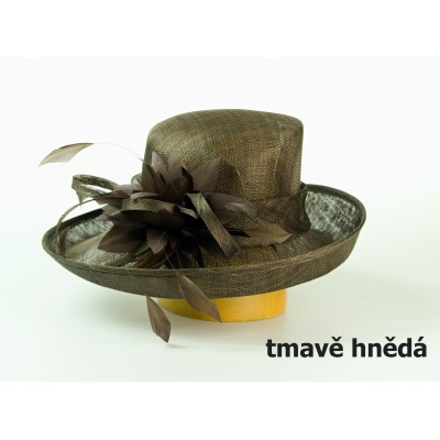 Modelový dámský klobouk ze sinamay
