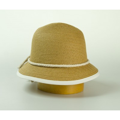 Dámský papírový klobouk zdobený šňůrkou